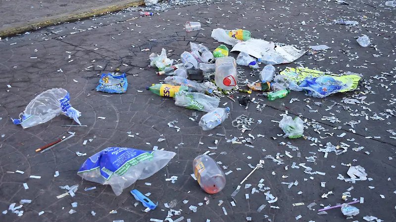 basura 4. Después de la clausura de los eventos del festival de primavera amanece el centro de la ciudad con basura